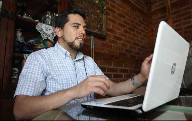 Martín utiliza programas para cambiar el texto a audio y de esta manera leer sus libros, pues la mayoría no están traducidos al sistema braille. EL INFORMADOR/A. Camacho