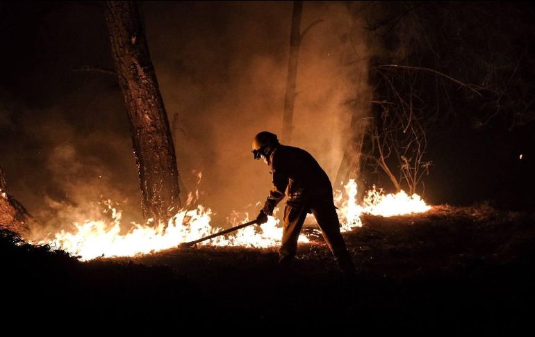 Aunque el fuego fue controlado, hasta el momento continúa la alerta atmosférica en la ZMG. TWITTER / @EnriqueAlfaroR