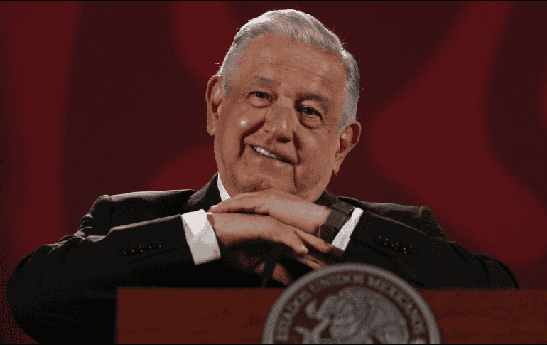 También AMLO afirma que la gasolina en México es más barata que en cualquier otro lado del mundo y que se subsidia para evitar inflación. EFE / M. Guzmán