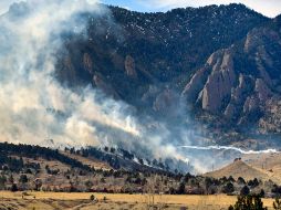 El fuego inició cerca de las 3:00 de la tarde de este sábado. AP/H. Richardson