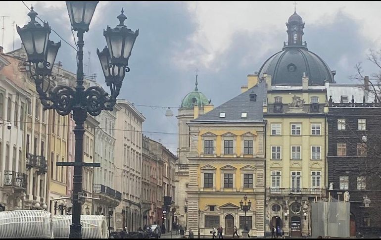 El humo de las recientes explosiones registradas en Leópolis, Ucrania, asciende desde la plaza Rynok. EFE/C. Sacrest