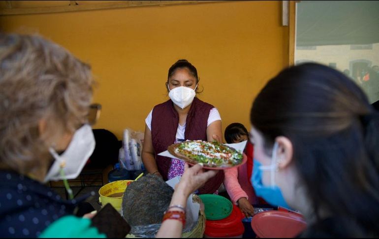 Lupita pide llegar temprano a quienes la visiten en el segundo día de la feria, pues cuenta con 200 tortillas para vender. SUN/G. Espinosa