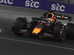 Fue a tres vueltas de finalizar la carrera, cuando el actual campeón del mundo decidió ir por todo para ponerse por delante de Leclerc. EFE / ARCHIVO