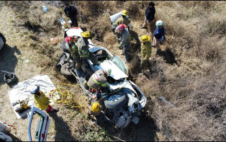 El hombre, de 42 años, recobró la consciencia y, tras ser liberado, fue extraído y valorado por Paramédicos de Servicios Médicos Municipales de Tlajomulco. ESPECIAL / Bomberos de Tlajomulco