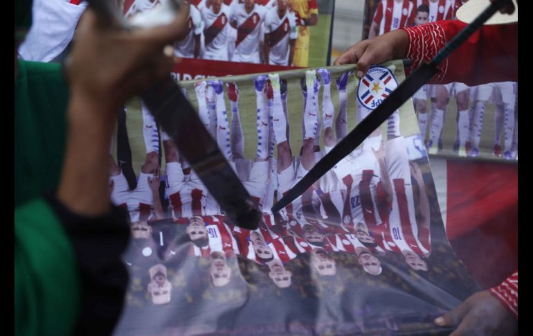 Vestidos con atuendos tradicionales, curanderos andinos realizaron una ceremonia mística con camisetas peruanas y fotografía de ambas selecciones. EFE/P. Aguilar