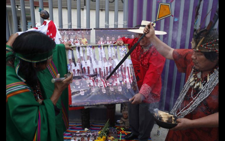 Vestidos con atuendos tradicionales, curanderos andinos realizaron una ceremonia mística con camisetas peruanas y fotografía de ambas selecciones. EFE/P. Aguilar