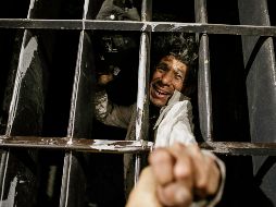 Personas pernoctan en el túnel de avenida Hidalgo pese a los riesgos y a los operativos que han llevado a cabo las autoridades. EL IFNORMADOR/G. Gallo