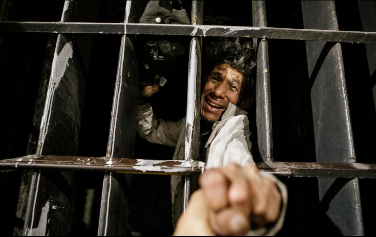 Personas pernoctan en el túnel de avenida Hidalgo pese a los riesgos y a los operativos que han llevado a cabo las autoridades. EL IFNORMADOR/G. Gallo