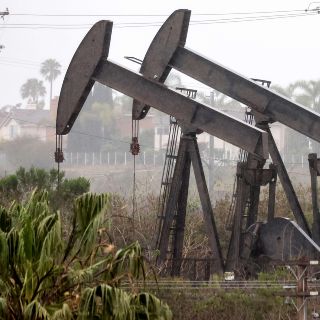 Precio del petróleo cae por expectativas tras negociaciones entre Rusia y Ucrania