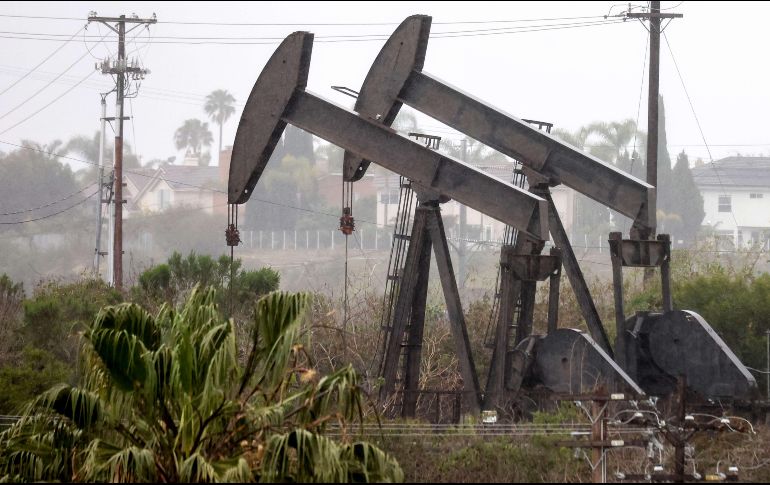 El petróleo Brent para entrega en mayo bajaba un 5.95%, hasta los 105.79 dólares el barril, mientras que el WTI de EU perdía un 6.14%, hasta los 99.45 dólares, por debajo de la marca de los 100 dólares el barril. AFP / M. Tama
