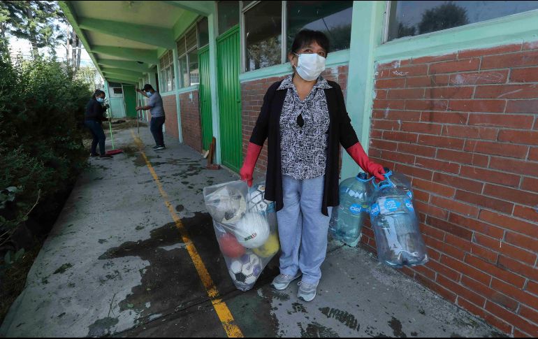 Delfina Gómez resalta que gracias a las madres y los padres que siguen aplicando los protocolos para el ingreso a las escuelas y apoyan en la limpieza de los planteles, hay condiciones para que los menores retomen sus clases en las aulas. SUN / ARCHIVO
