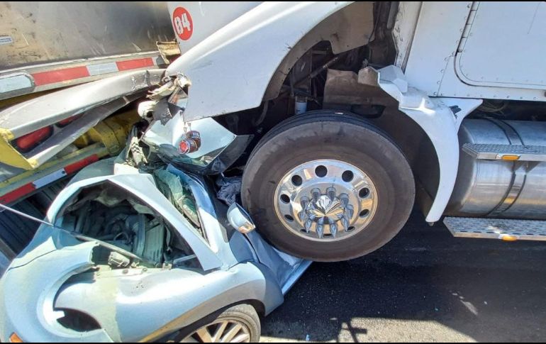 El accidente fue entre dos tráileres, un vehículo particular, que quedó prensado, y dos autos más. ESPECIAL /