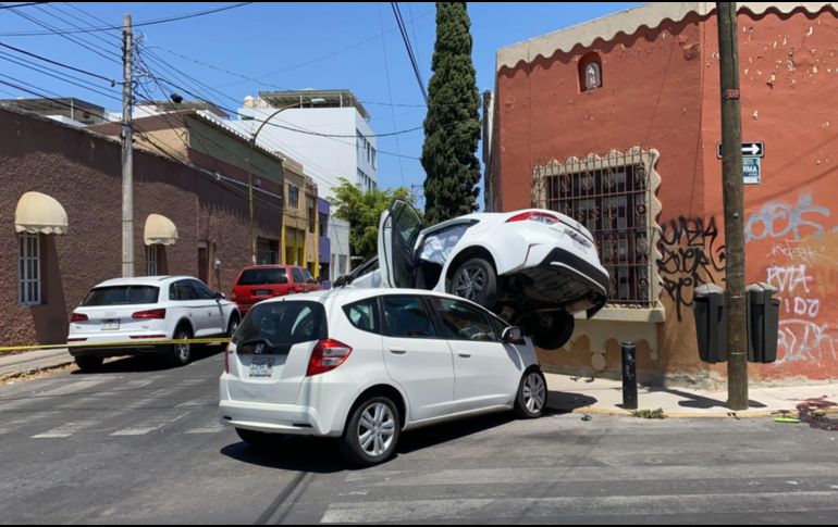 El accidente ocurrió en los cruces de la calle Reforma e Ignacio Ramírez. ESPECIAL /
