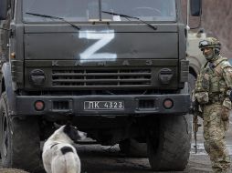 La letra Z no es parte del alfabeto cirílico, sin embargo, lo llevan estampados los tanques rusos, y se deja pintado por las tropas rusas en las poblaciones ucranianas. EFE/ S. ILNITSKY