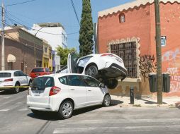 Los bolardos son insuficientes para proteger a las personas de los percances viales en la Zona Metropolitana de Guadalajara. Ayer, la víctima fue una joven de 23 años. ESPECIAL