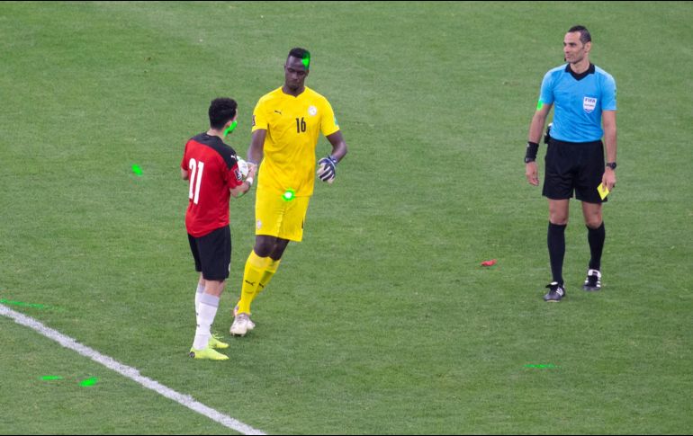 En redes sociales se habló del uso de luces láser desde las gradas hacia los jugadores egipcios en la tanda de penales que clasificó a Qatar 2022 al equipo de Senegal. AP / S. Kleinowitz