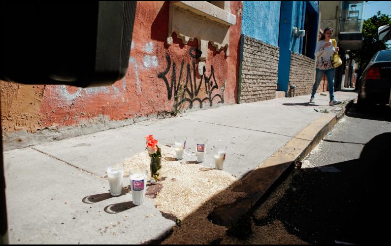 Fernanda murió tras ser atropellada en el cruce de Reforma e Ignacio Ramírez, en Santa Tere.  En la imagen, veladoras que colocaron las personas de la zona. EL INFORMADOR / G. GALLO