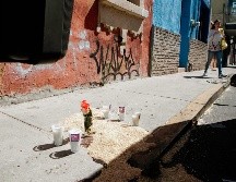 Fernanda murió tras ser atropellada en el cruce de Reforma e Ignacio Ramírez, en Santa Tere.  En la imagen, veladoras que colocaron las personas de la zona. EL INFORMADOR / G. GALLO