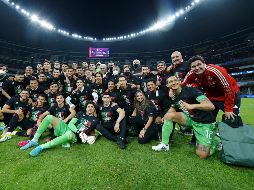 Jugadores, cuerpo técnico y sus familias, festejaron sobre el césped del Estadio Azteca el pase de México al Mundial. IMAGO7