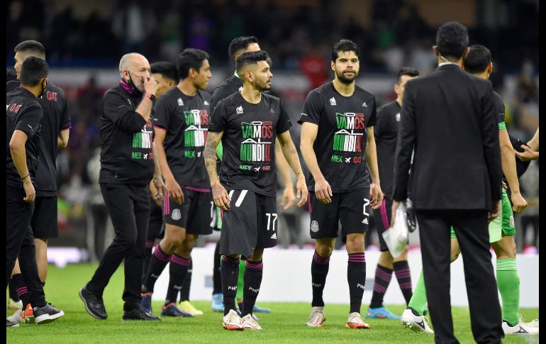 Jugadores, cuerpo técnico y sus familias, festejaron sobre el césped del Estadio Azteca el pase de México al Mundial. AFP/A. Estrella