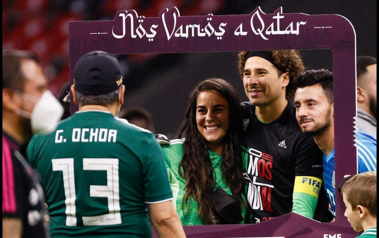 Jugadores, cuerpo técnico y sus familias, festejaron sobre el césped del Estadio Azteca el pase de México al Mundial. EFE/J. Méndez