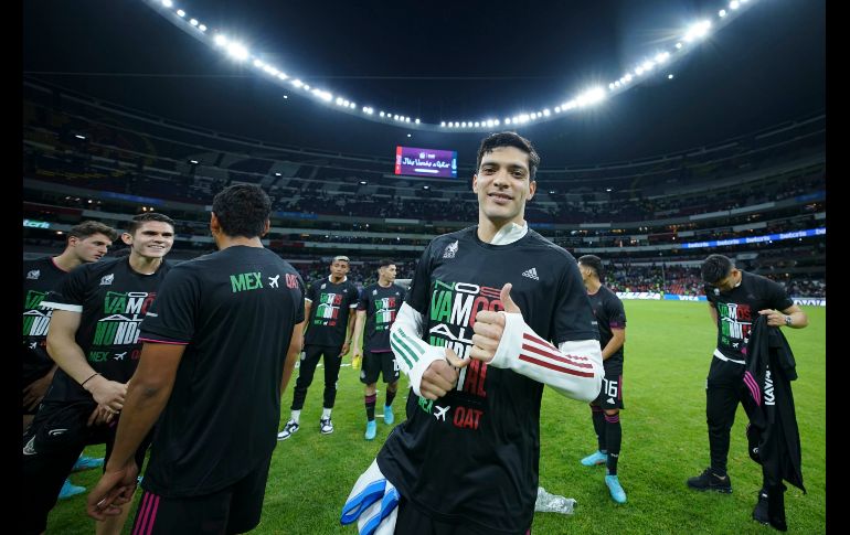 Jugadores, cuerpo técnico y sus familias, festejaron sobre el césped del Estadio Azteca el pase de México al Mundial. IMAGO7