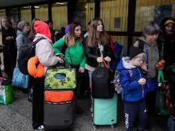 Ucranianos refugiados en Polonia esperan por transporte que los lleve de regreso a su país después de que el ejército ruso anunciara el retiro de varias zonas conflictivas. AP/S. Grits