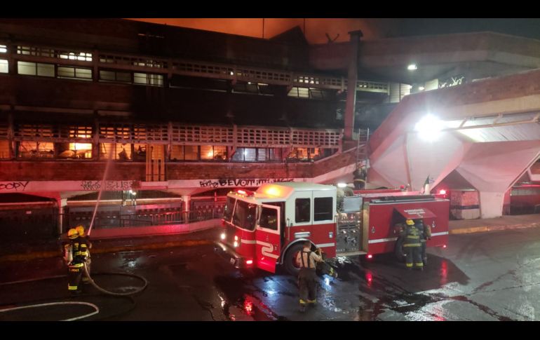Bomberos de distintas dependencias trabajan en el punto. ESPECIAL