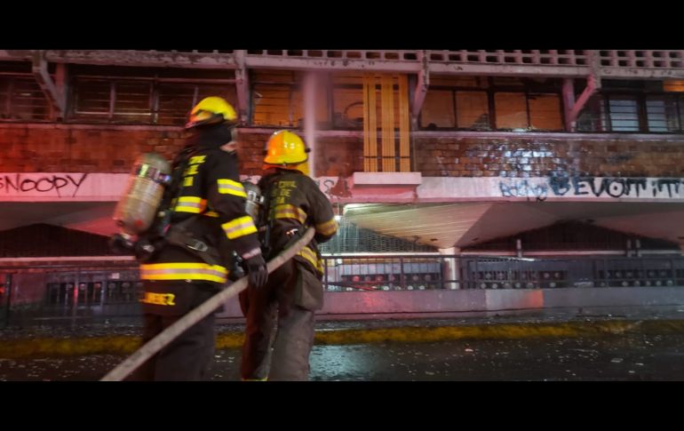 Bomberos de Guadalajara fueron los primeros en acudir a combatir el fuego. ESPECIAL