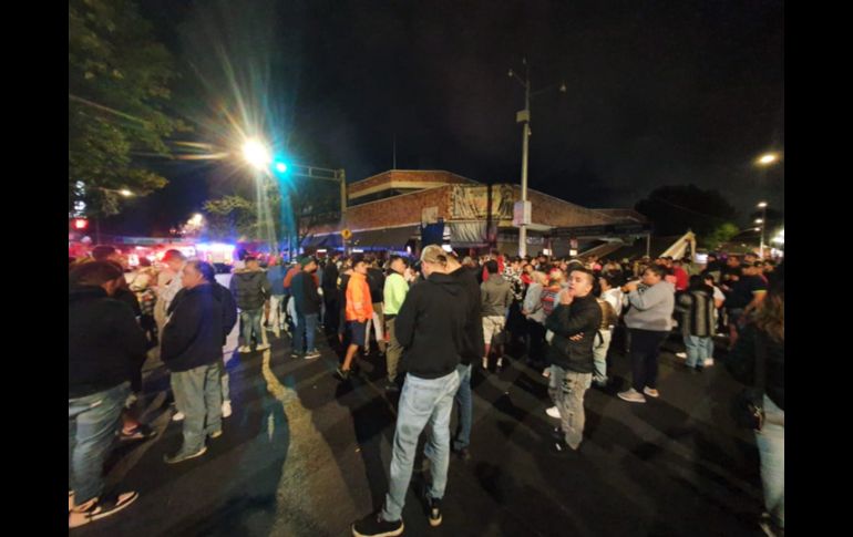 Las personas esperan información en los alrededores del mercado de San Juan de Dios. EL INFORMADOR / E. GÓMEZ