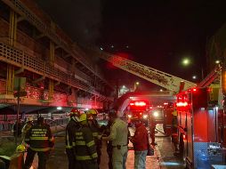 Esta madrugada se registró un incendio en el Mercado San Juan de Dios. ESPECIAL