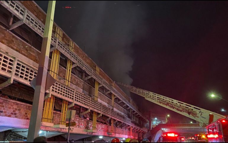 El alcalde de Guadalajara Pablo Lemus, señaló que aún no se puede determinar cuál fue la causa del incendio. ESPECIAL /