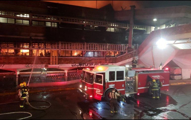 La madrugada de este 31 de marzo se registró un incendio en el Mercado Libertad, también conocido como San Juan de Dios, en Guadalajara. ESPECIAL