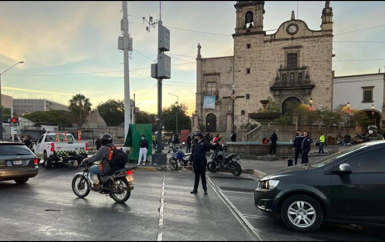 En las calles aledañas al Mercado San Juan de Dios se ha reportado congestionamiento vial. ESPECIAL /