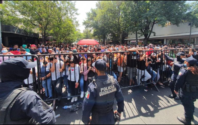 Locatarios de San Juan de Dios, desesperados por saber qué pasó con sus negocios. EL INFORMADOR / A. Navarro