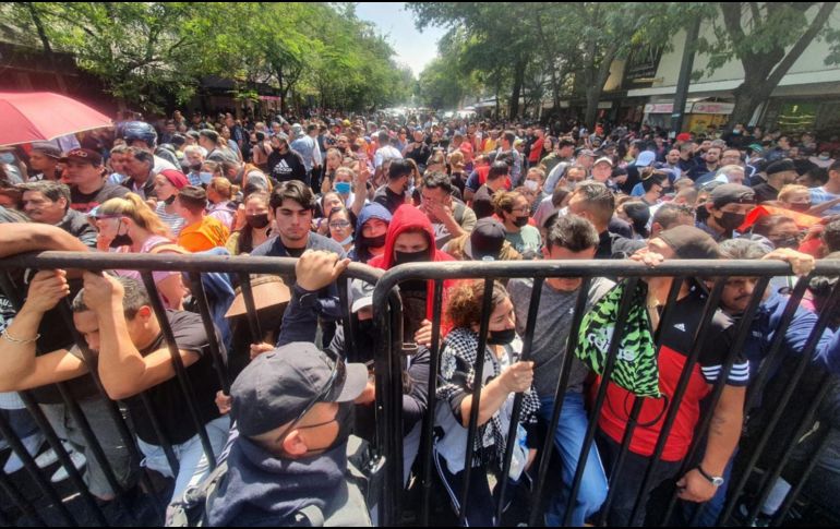 Locatarios de San Juan de Dios, desesperados por saber qué pasó con sus negocios. EL INFORMADOR / G. Gallo