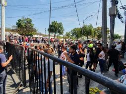 Locatarios del Mercado San Juan de Dios esperan mientras les permiten entrar a revisar sus negocios. EL INFORMADOR / A. Navarro