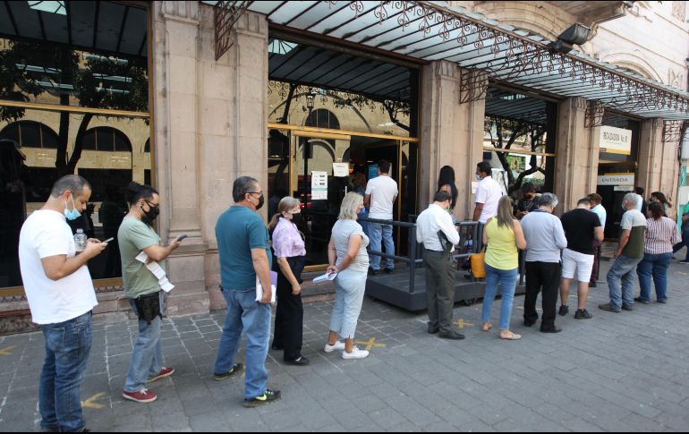 Jaliscienses prefieren hacer fila, que pagar el refrendo en línea. EL INFORMADOR / A. Camacho