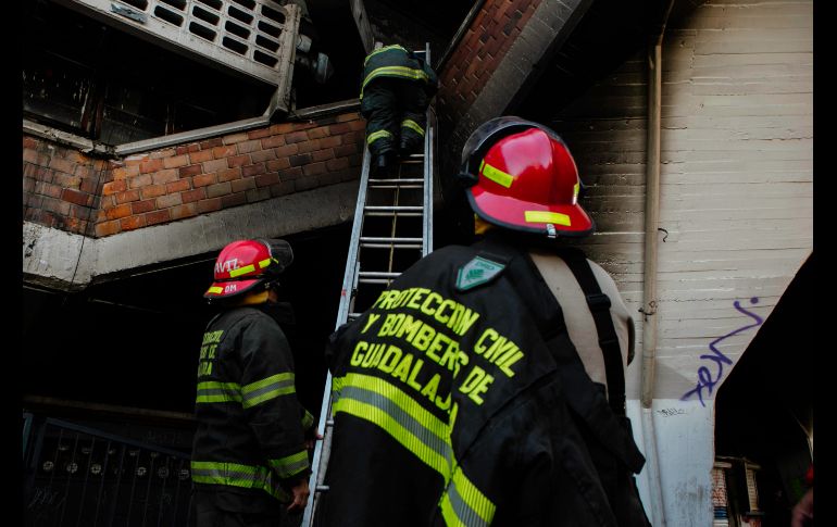 Bomberos de Guadalajara apoyaron para apagar el incendio y revisar las zonas afectadas. EL INFORMADOR / G. Gallo