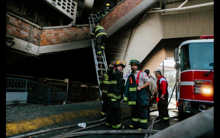 Bomberos de Guadalajara apoyaron para apagar el incendio y revisar las zonas afectadas. EL INFORMADOR / G. Gallo