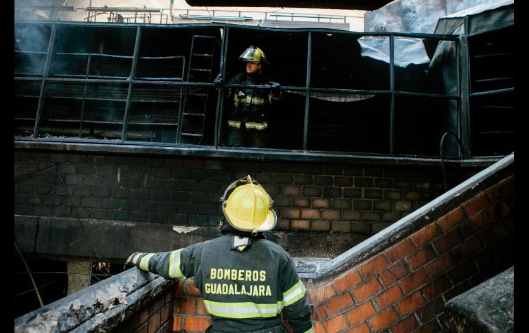 Bomberos de Guadalajara apoyaron para apagar el incendio y revisar las zonas afectadas. EL INFORMADOR / G. Gallo