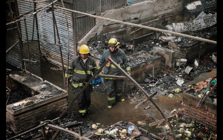 Bomberos de Guadalajara apoyaron para apagar el incendio y revisar las zonas afectadas. EL INFORMADOR / G. Gallo