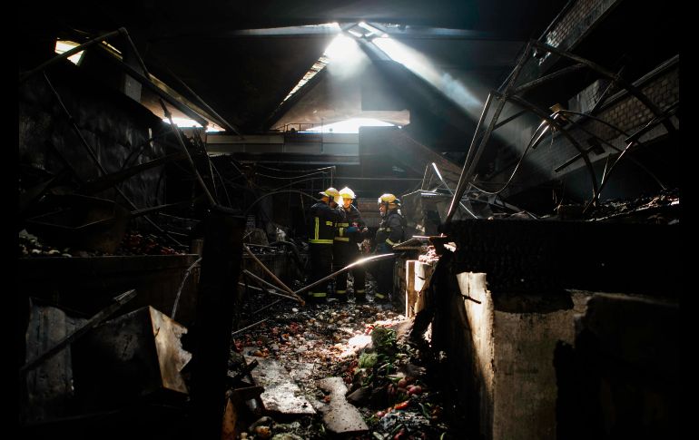 Bomberos de Guadalajara apoyaron para apagar el incendio y revisar las zonas afectadas. EL INFORMADOR / G. Gallo