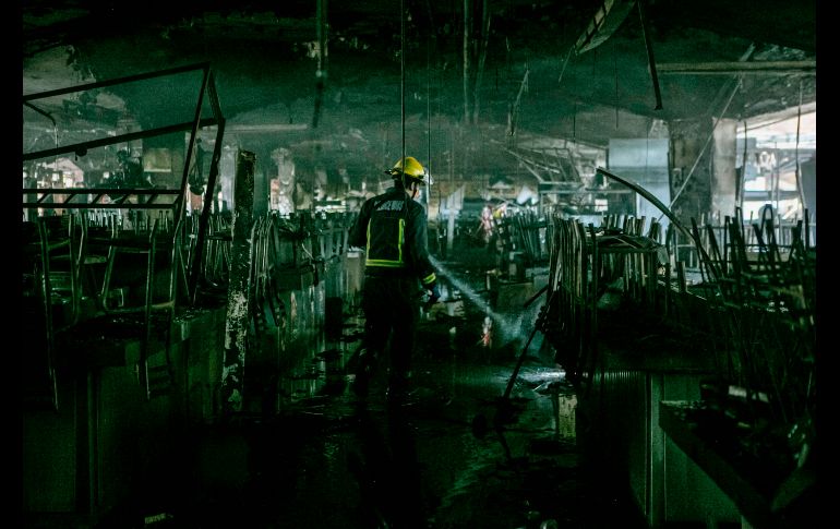 Bomberos de Guadalajara apoyaron para apagar el incendio y revisar las zonas afectadas. EL INFORMADOR / G. Gallo