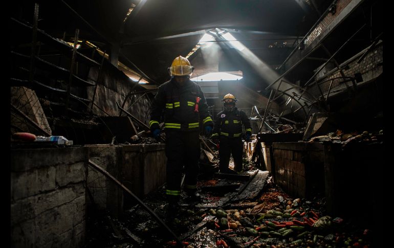 Bomberos de Guadalajara apoyaron para apagar el incendio y revisar las zonas afectadas. EL INFORMADOR / G. Gallo