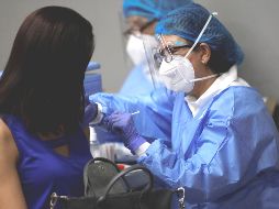 Hubo personas que no se vacunaron, alegando que no iban a recibir el chip del diablo. EFE/B. Velasco