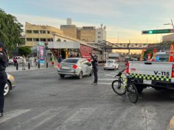 Desde ayer se cerró la vialidad en los alrededores del Mercado San Juan de Dios debido al incendio que se registró durante la madrugada. ESPECIAL /