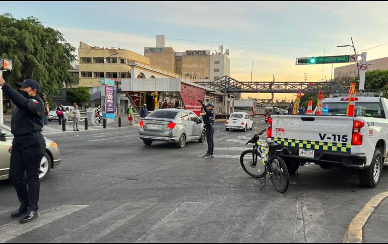 Desde ayer se cerró la vialidad en los alrededores del Mercado San Juan de Dios debido al incendio que se registró durante la madrugada. ESPECIAL /