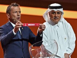 El ex futbolista alemán Lothar Matthaus muestra el papel con el nombre de México, en el sorteo del Mundial de Qatar 2022. AFP / F. X. Marit