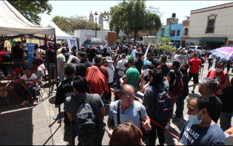 Locatarios del Mercado San Juan de Dios recibieron una despensa. EL INFORMADOR / A. Camacho